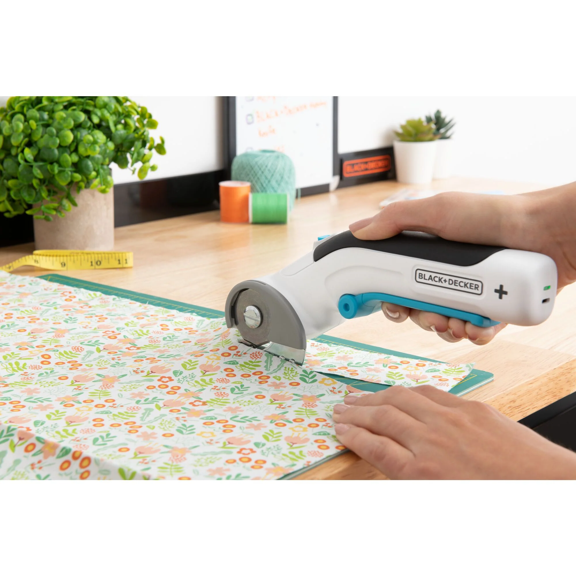 USB Rechargeable 4V MAX* Cordless Power Rotary Cutter